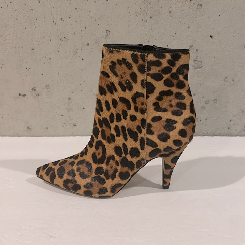 Vince Camuto Nandi 2 Calf Hair Leopard Print Pointed Toe Booties - Size 7.5 - Picture 6 of 10